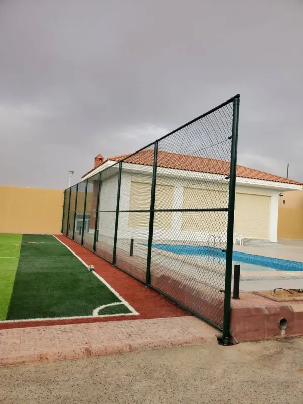 شبوك حماية مثبتة على جدار خارجي