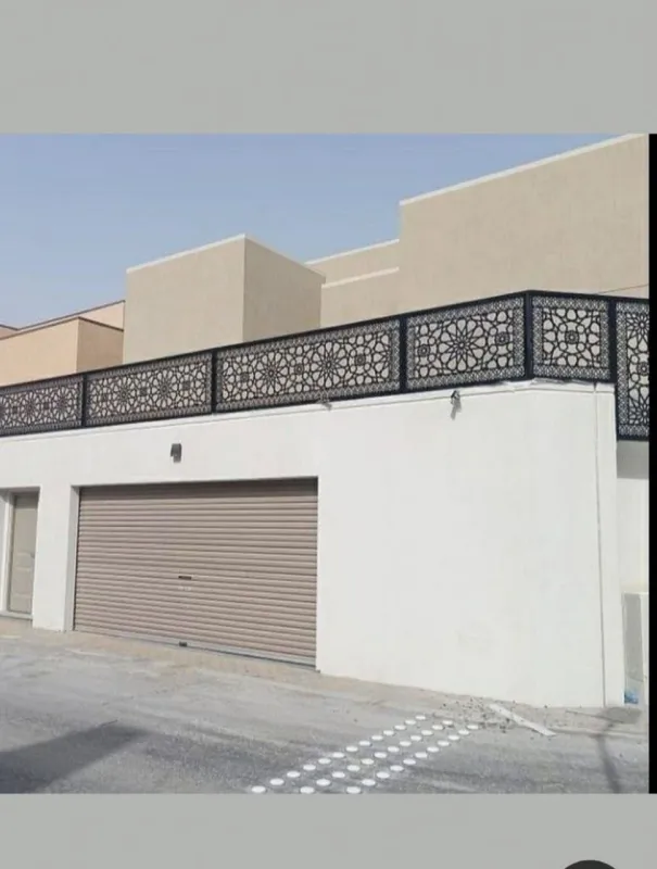 ساتر حديد شرائح مركب على جدار فيلا