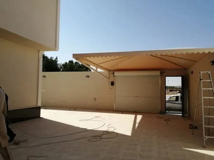 حداد يقوم بتنفيذ هيكل مظلة بوابة حديدية