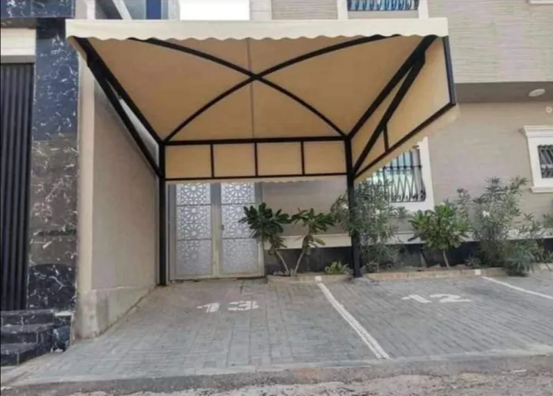 تركيب مظلات سيارات الرياض كابولي بتصميم عصري فخم أمام فيلا سكنية