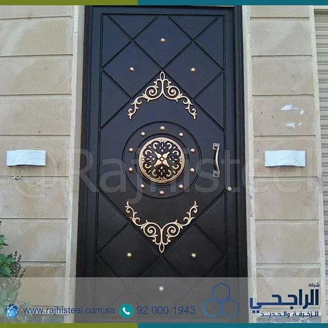 صورة توضح مرحلة تصميم وتنفيذ باب حديد خارجي بمقاسات خاصة