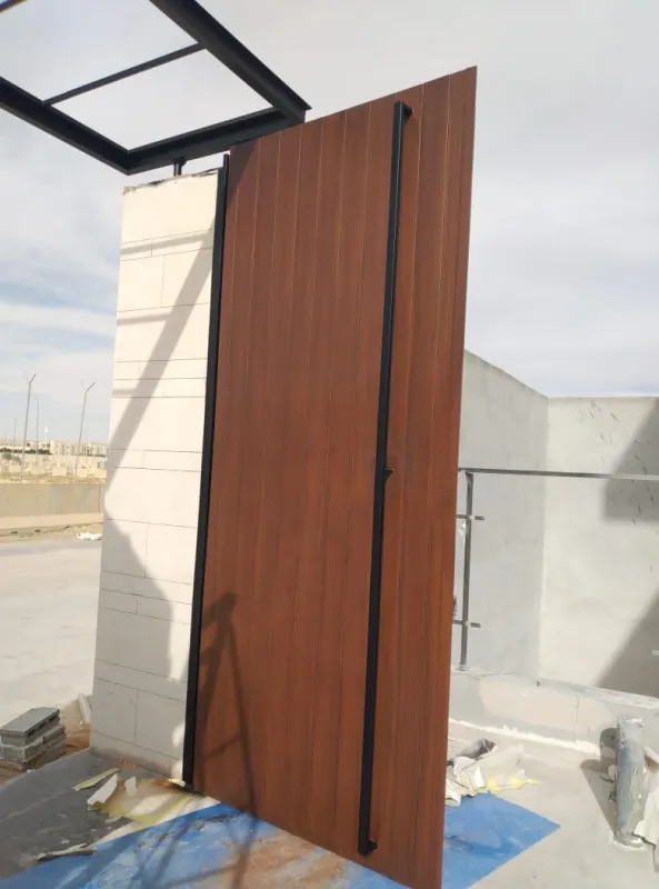 باب حديد مودرن بتصميم بسيط وأنيق يواكب العمارة الحديثة