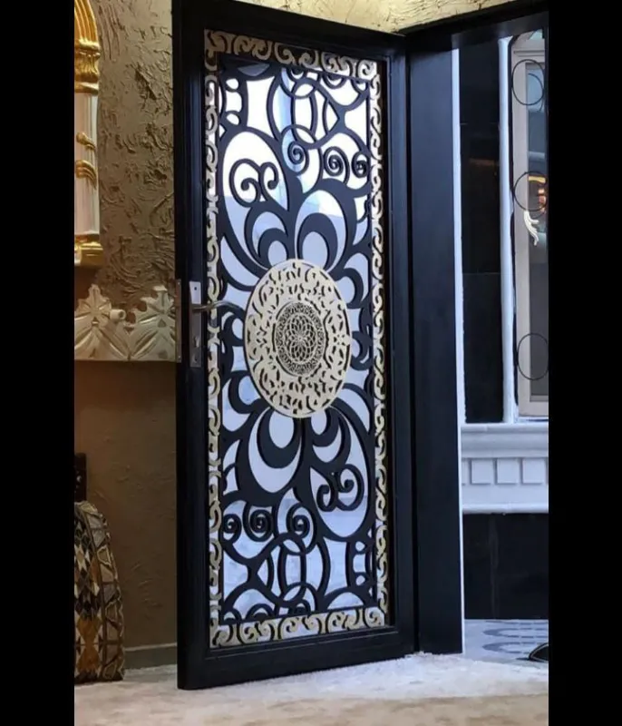 باب ليزر خارجي بتصميم هندسي معقد ومظهر فاخر